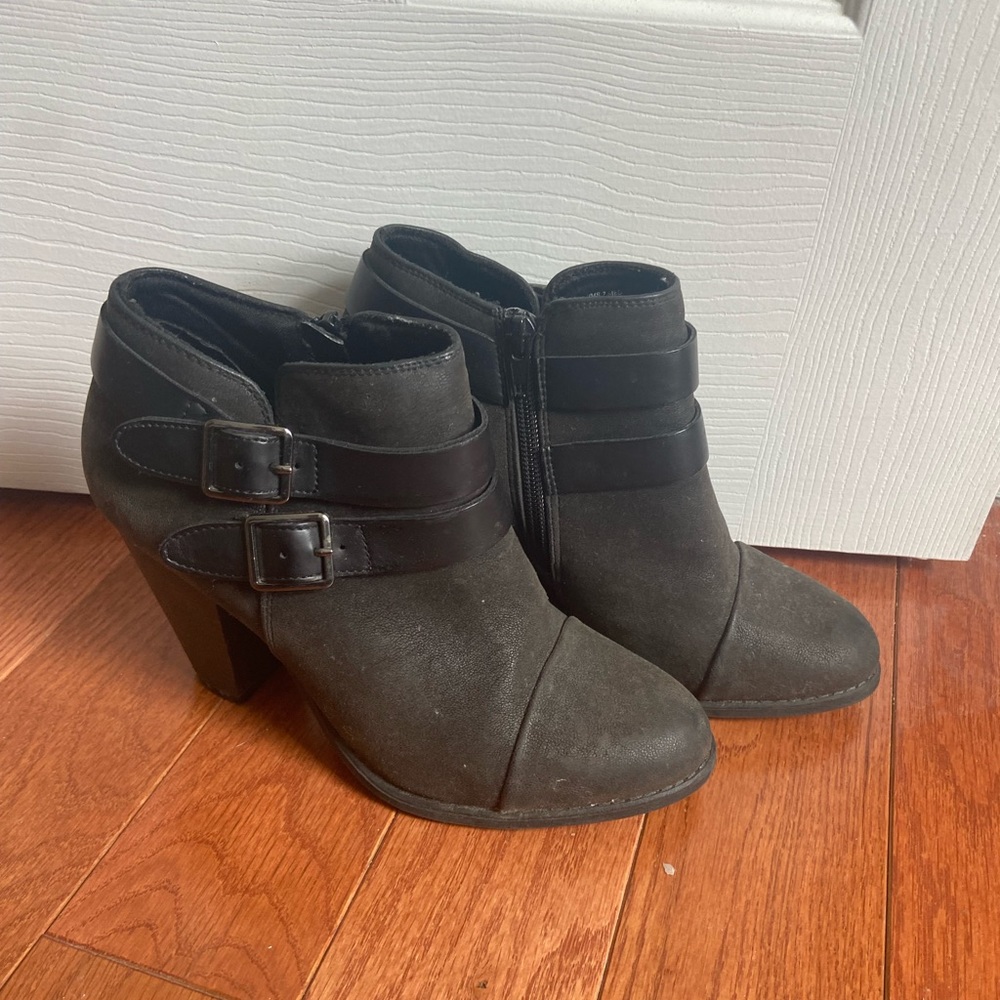 Lauren Conrad Size 7 black booties with buckles